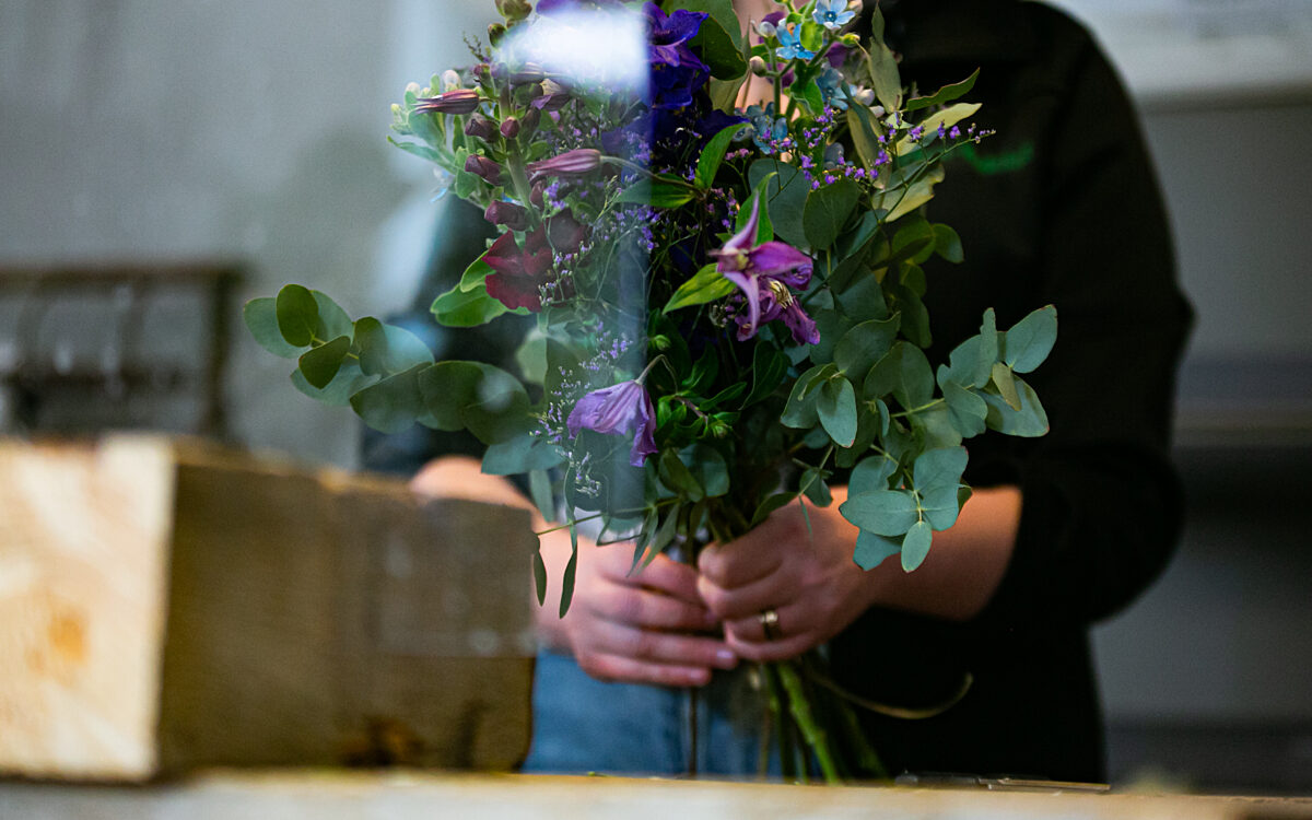 Eine Floristin hält einen Strauß Blumen in der Hand Eine Floristin hält einen Strauß Blumen in der Hand